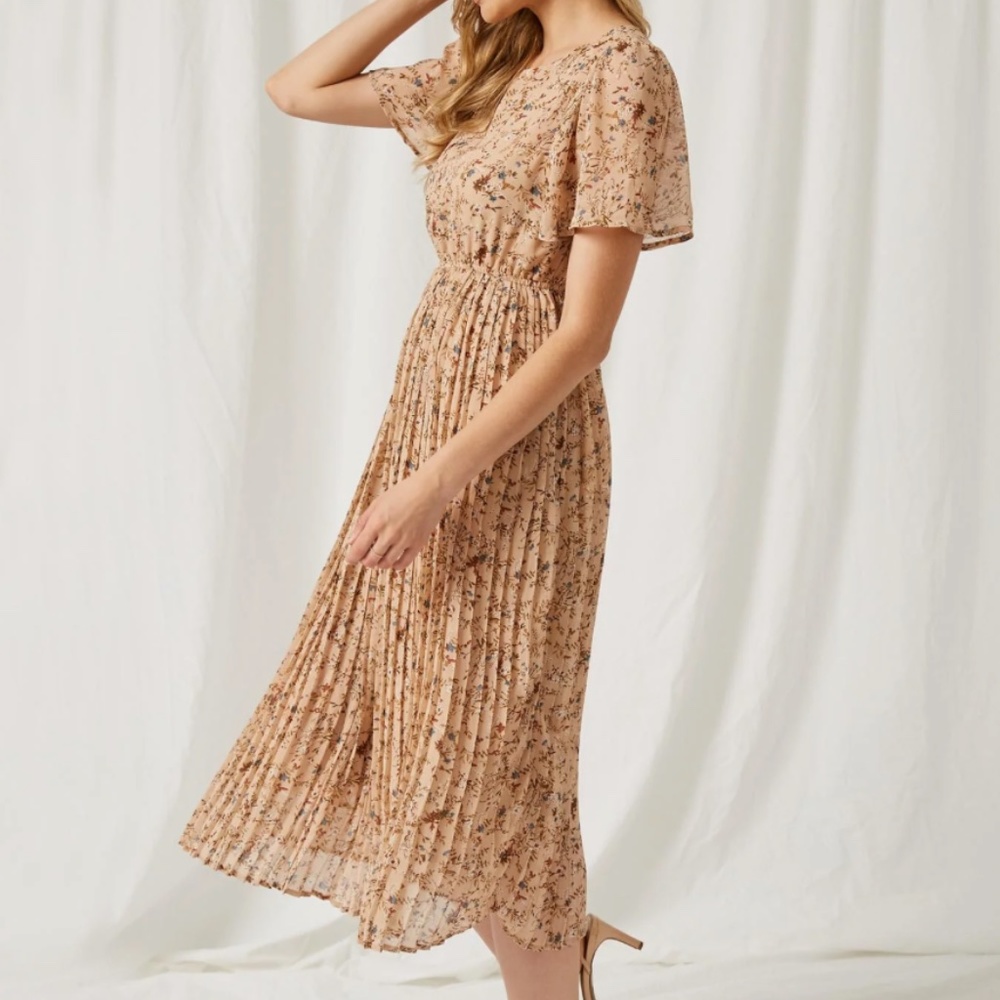 NWT Floral Pleated Skirt Short Sleeve Dress - Picture 1 of 7